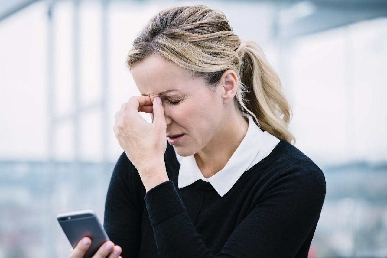 Eine ständige Nutzung von digitalen Geräten kann zu Beschwerden wie Kopfschmerzen oder brennenden Augen führen.