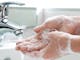 Waschen Sie gründlich Ihre Hände, bevor Sie Ihre Kontaktlinsen einsetzen oder entfernen.