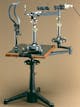 Kombination Spaltlampe mit Hornhautmikroskop von Koeppe und Henker (Urtyp des Untersuchungsgerätes Spaltlampe).