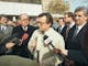 Peter Grassmann tritt nach entscheidender Aufsichtsratssitzung am 16. Februar 1995 vor die Presse, Thüringer Wirtschaftsminister Franz Schuster im Hintergrund (links). Fotograf: Kreidner, Hans-Werner, Jena