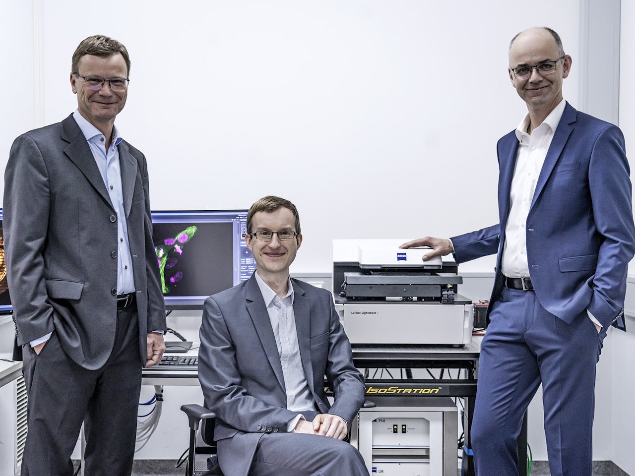 ZEISS microscope developers Ralf Wolleschensky, Dr. Jörg Siebenmorgen and Dr. Thomas Kalkbrenner (from left) win the Deutscher Zukunftspreis 2022 for the development of the ZEISS Lattice Lightsheet 7. © Deutscher Zukunftspreis / Ansgar Pudenz