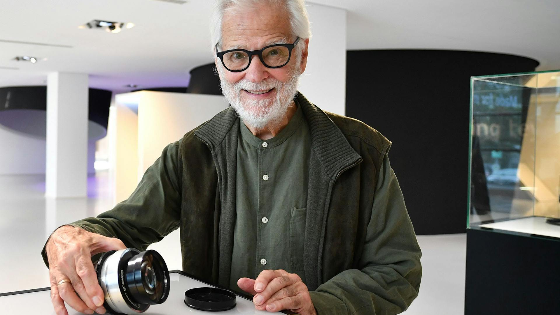 El ZEISS Planar 0,7/50 mm se hizo famoso gracias a Stanley Kubrick.  Su productor ejecutivo, Jan Harlan, lo entrega ahora en préstamo al Museo de Óptica ZEISS.