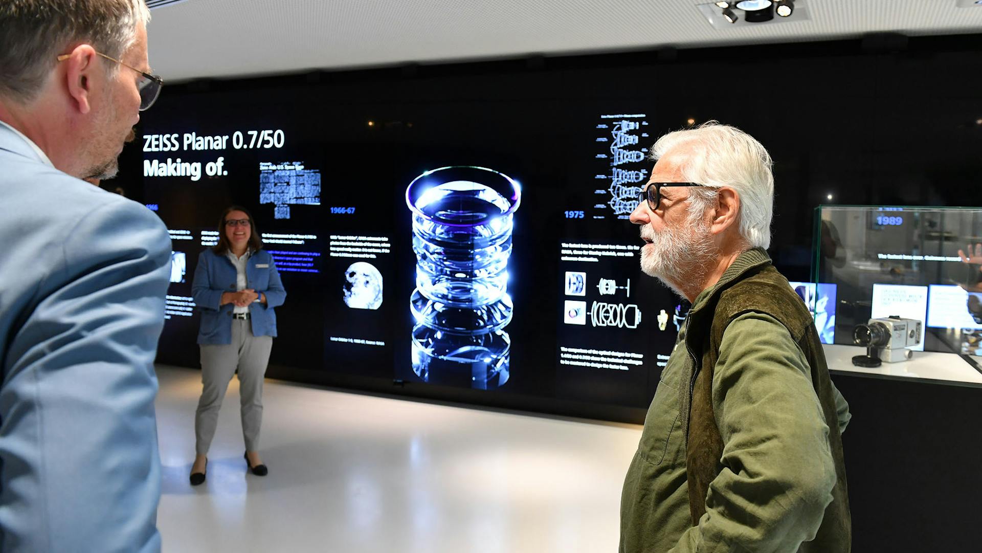El 15 de septiembre de 2022, Harlan inauguró una exposición especial en el Museo de Óptica ZEISS dedicada a este extraordinario objetivo.