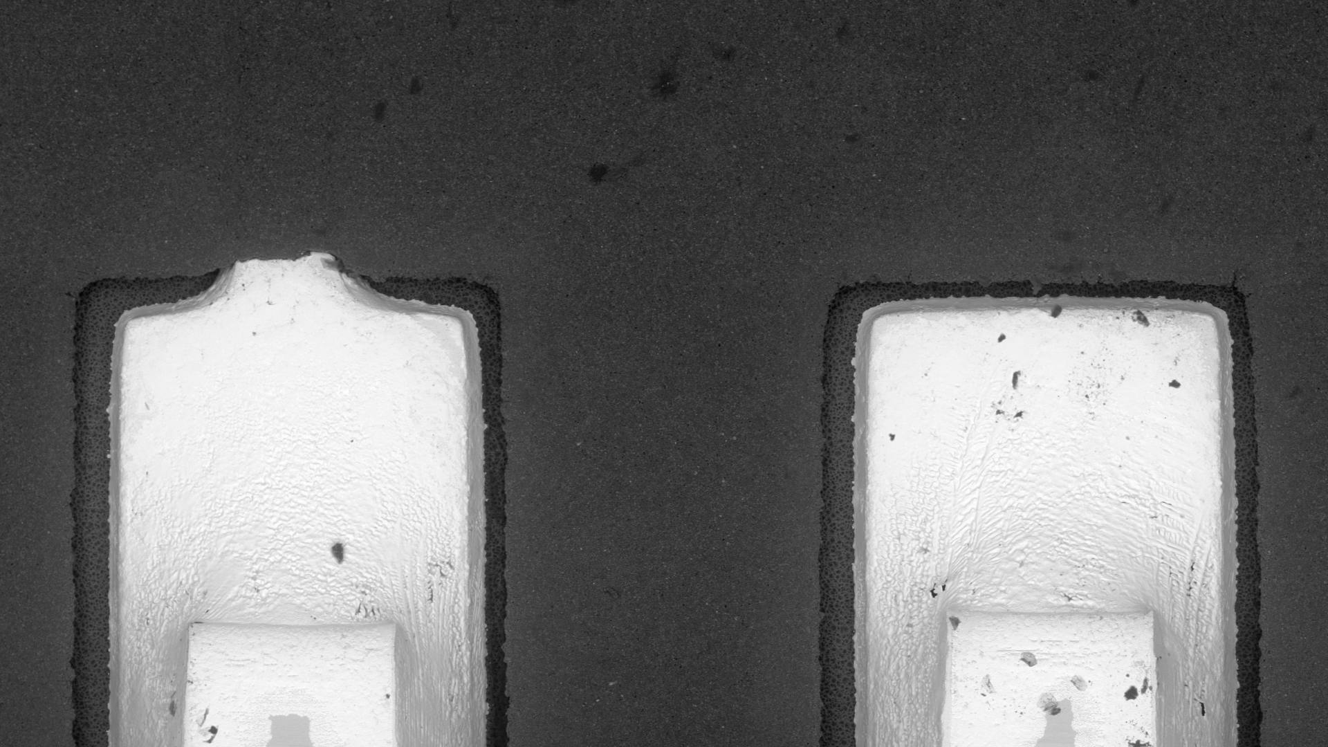 REM (Rasterelektronenmikroskopische) Aufnahme eines PCB-Kontakts mit KI-Bildsegmentierung 