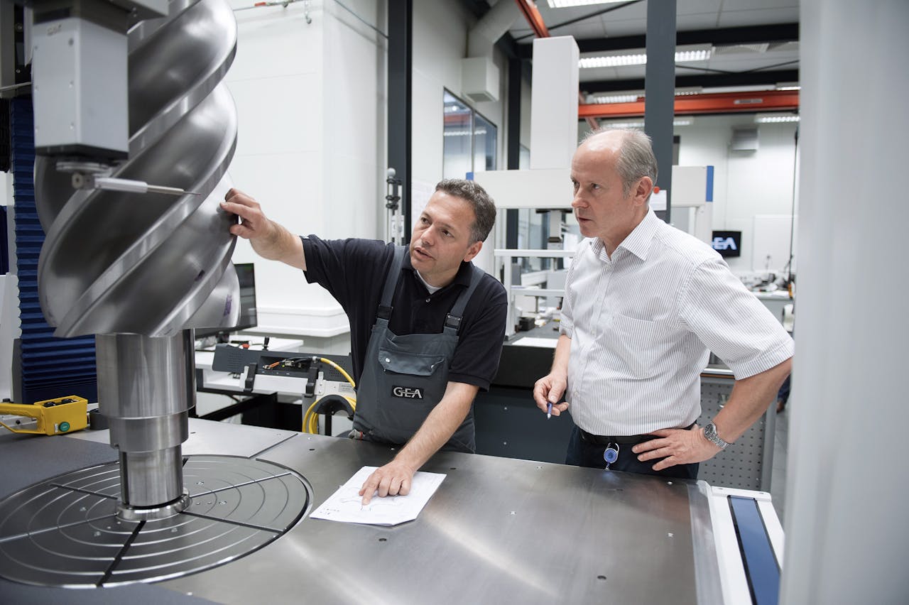 Carsten Göbel和Harald Wilke在GEA Refrigeration Germany测量实验室讨论在蔡司MMZ上测量转子