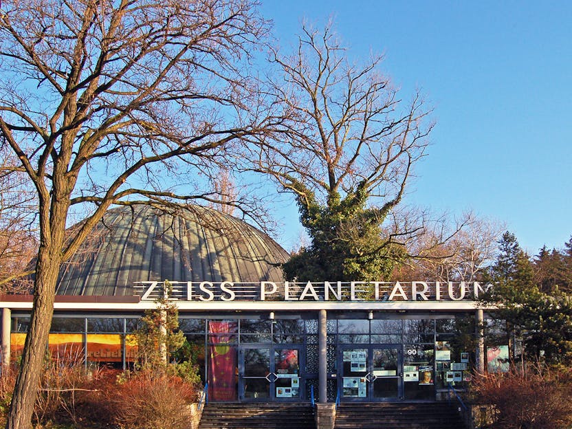 File:Historischer Sternprojektor »Cosmorama« der Firma ZEISS- Copyright-  Stiftung Planetarium Berlin.jpg - Wikimedia Commons