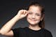 Bestimmte klare Brillengläser können das kindliche Auge vor solarer UV-Strahlung schützen 