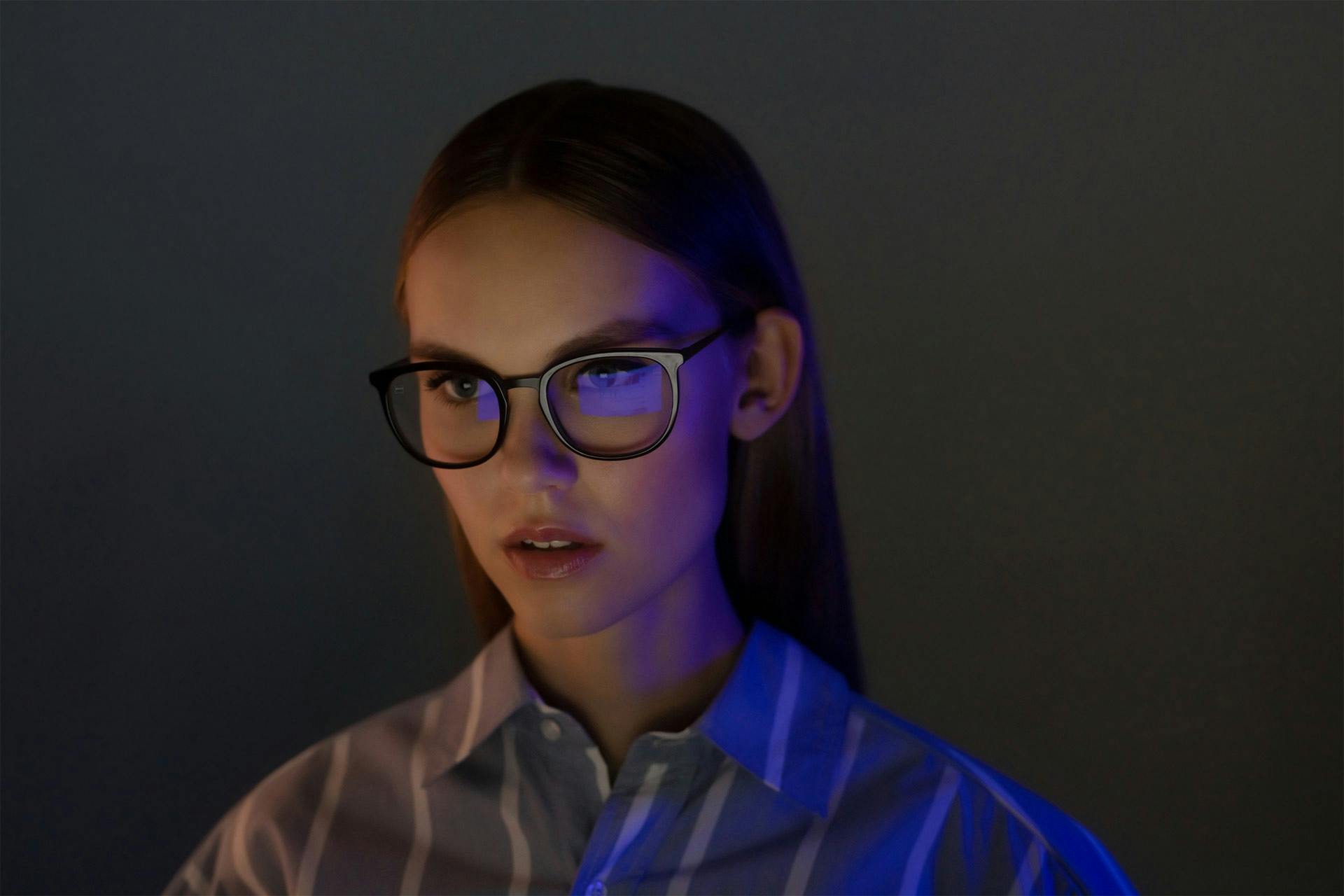Young woman wearing ZEISS Lenses with BlueProtect coating