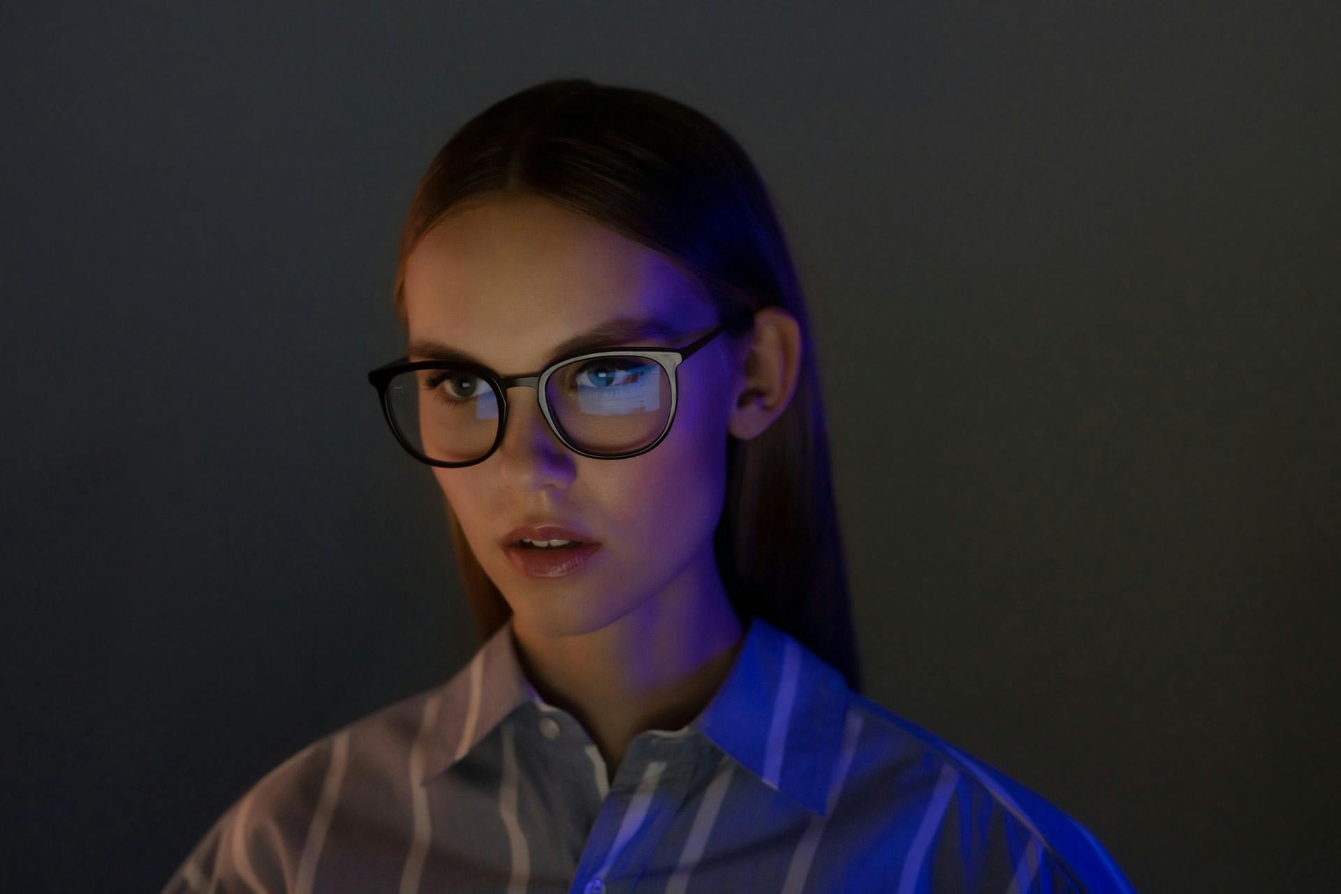 Young woman wearing ZEISS BlueGuard Lenses