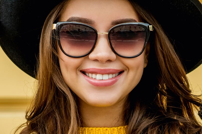 Solbriller – alt, du behøver at vide om UV-beskyttelse, farvede glas til solen, spejle, glas mere.