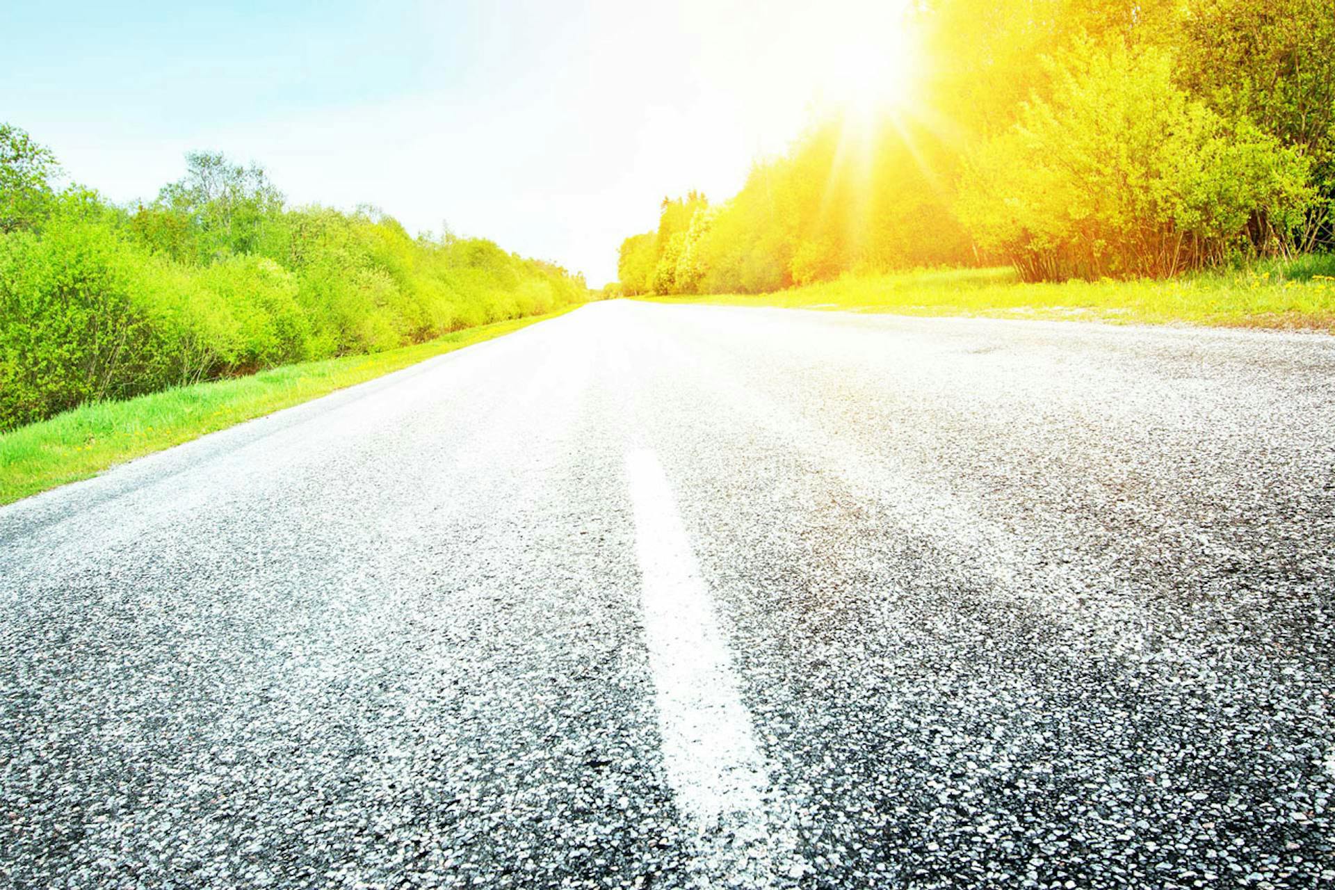 La luz reflejada en la carretera mojada provoca deslumbramientos y reduce los contrastes 